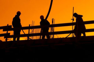 pracownicy budowy z zachodem słońca